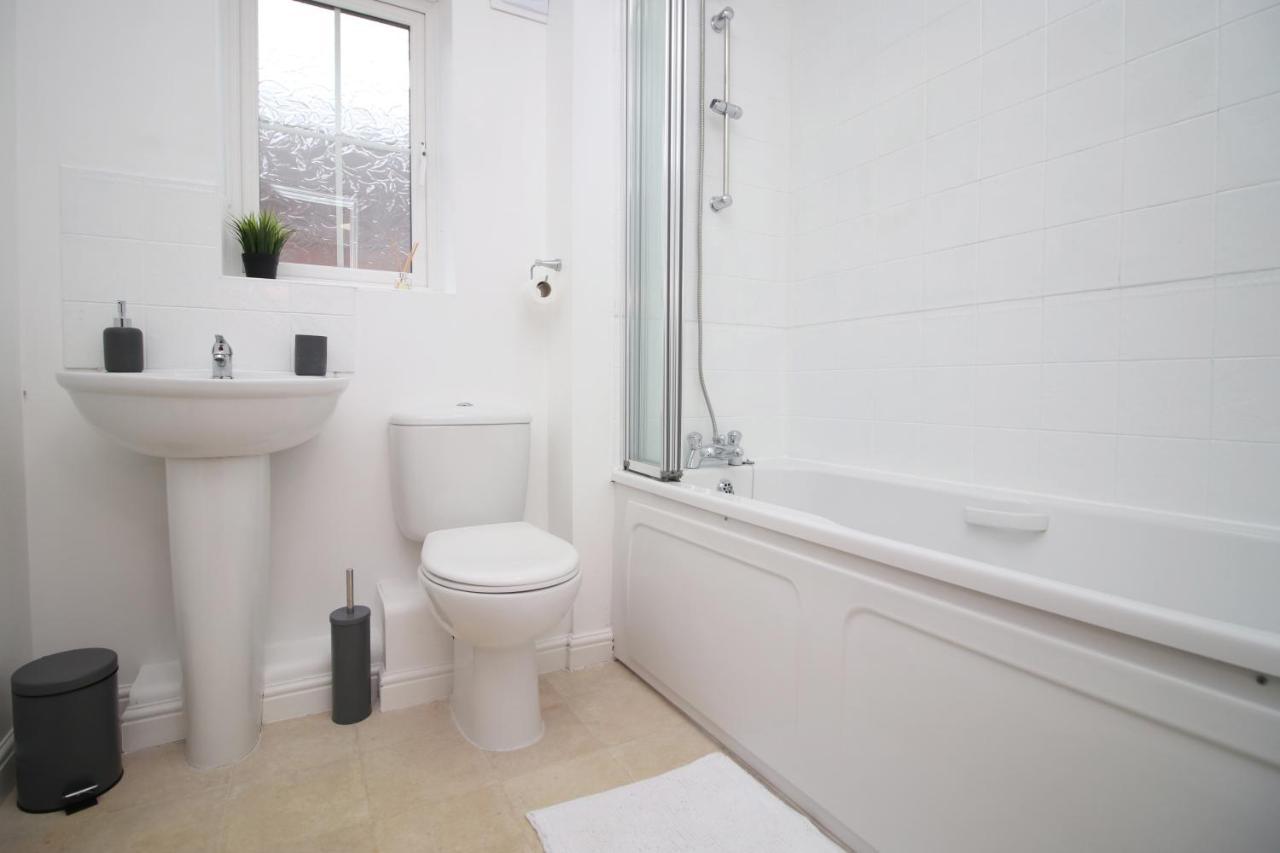 Delft - Spacious Home, High Speed Wi-Fi, Free Parking, Terrace Swindon Ngoại thất bức ảnh