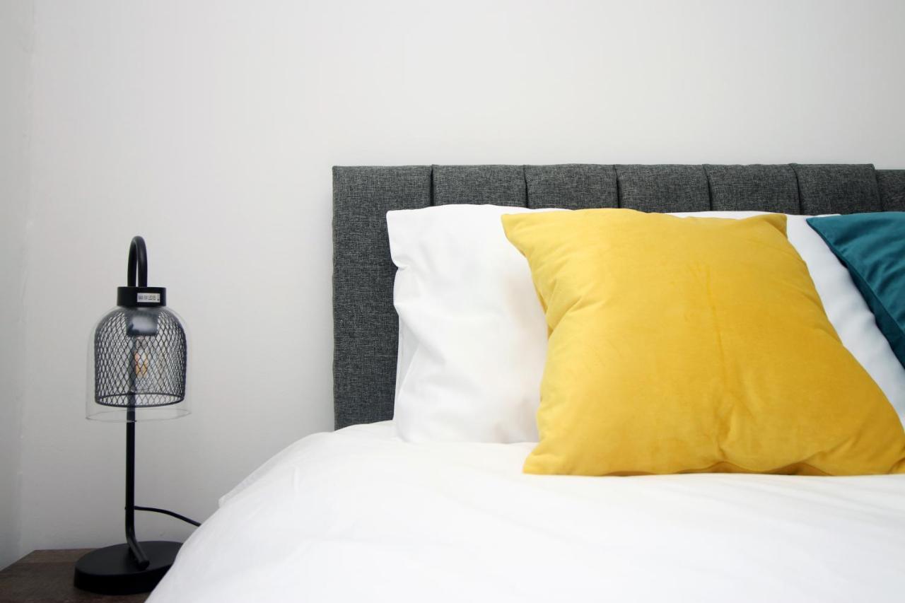 Delft - Spacious Home, High Speed Wi-Fi, Free Parking, Terrace Swindon Ngoại thất bức ảnh